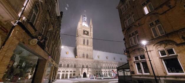 Sneeuw op de Grote Markt in Ieper