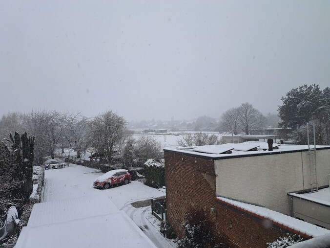 De sneeuw valt goed uit de lucht in Leuven.