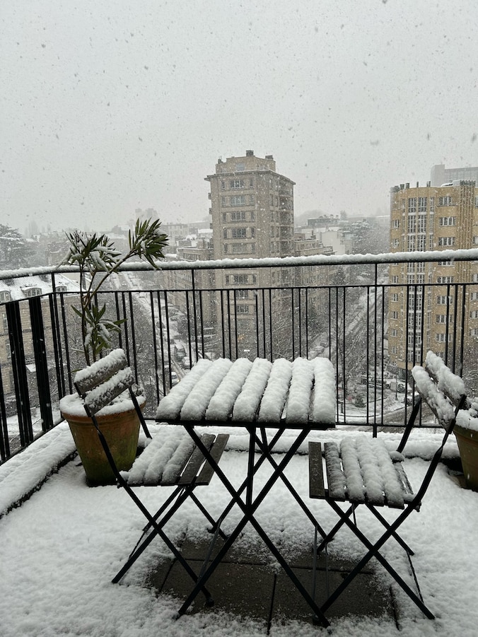 De sneeuw palmt een terras in Elsene in.