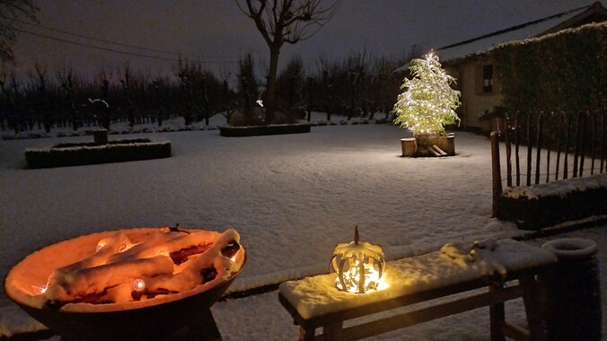 Sfeervolle verlichting in het sneeuwlandschap in Geluwe