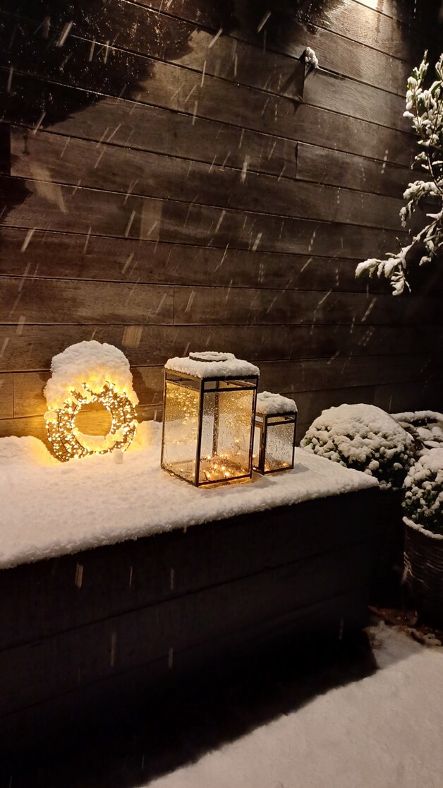 Sfeervolle verlichting in het sneeuwlandschap in Geluwe
