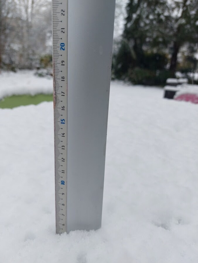 De meetlat geeft 5 centimeter sneeuw aan.