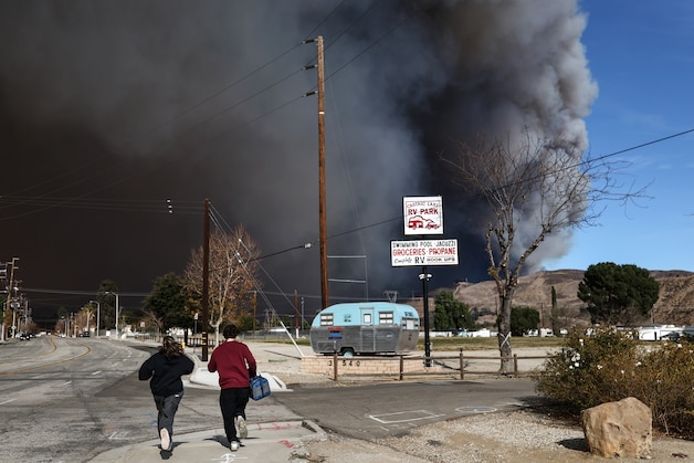 Nieuwe brand bij Los Angeles legt al 38 vierkante kilometer in de as ...