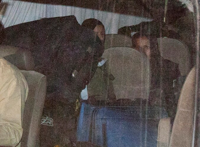 De vrouwen van Bin Laden op weg naar Saoedi-Arabië.
