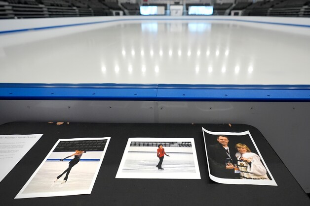 Foto's van de twee atleten en de twee coaches die op het gecrashte vliegtuig zaten, aan de ijspiste in hun thuishaven Norwood, Massachusetts. Links Jinna Han, in het midden Spencer Lane en rechts coaches Jevgenia Sjisjkova en Vadim Naoemov. 