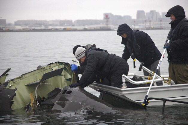 Een team haalt wrakstukken boven water in de Potomac-rivier.