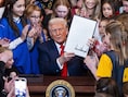 Trump dreigt transgenderatleten toegang tot Amerika te ontzeggen voor Olympische Spelen in Los Angeles