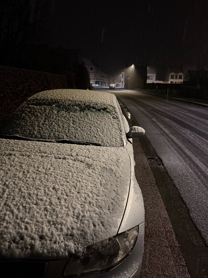 Ondergesneeuwde wagen in Oudenburg
