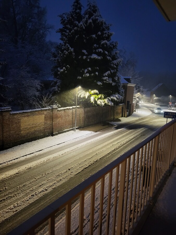 Ondergesneeuwde weg in Bornem