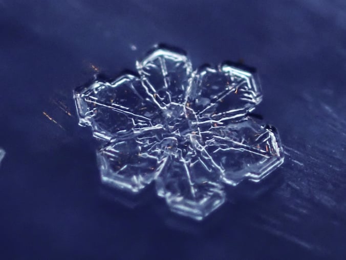 Sneeuwvlok getrokken met een microscoop