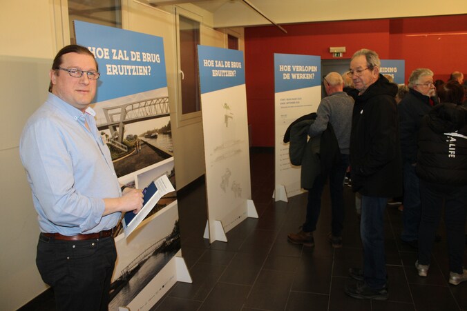 Geert Weimeys van de Vlaamse Waterweg op de infomarkt voor de nieuwe Lysbrug, waar heel wat inwoners op af kwamen.