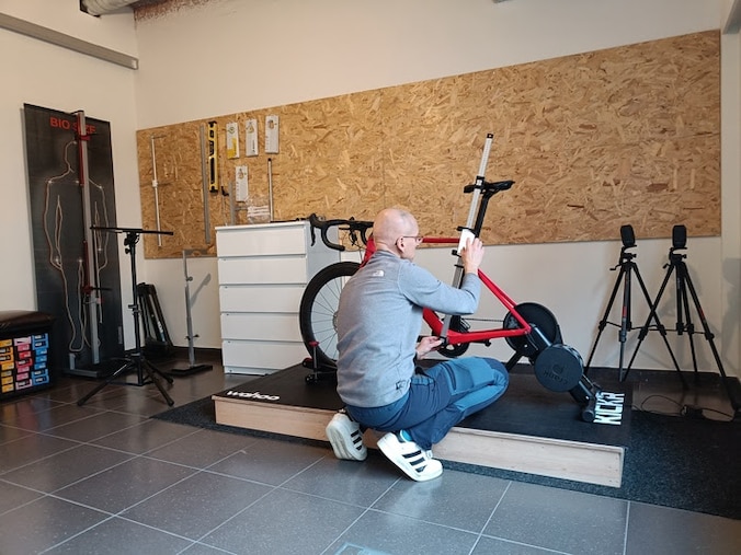 Dennis in zijn zaak Bike-Improvement