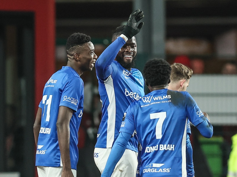 18 op 18 voor Racing Genk: Limburgers winnen, ondanks dol slot met Heynen als doelman bij Standard, en leggen druk bij Club Brugge