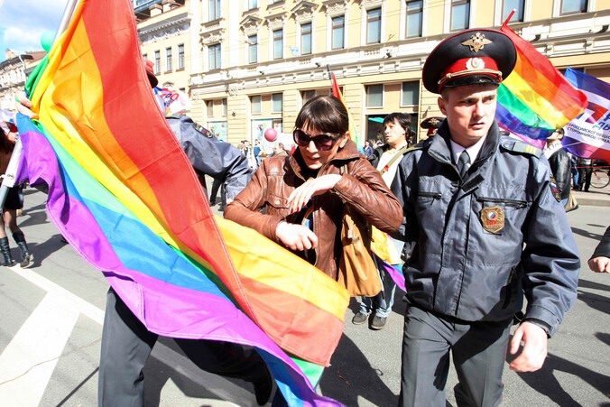 De Russische politie grijpt in bij een demonstratie voor meer homorechten in St. Petersburg.