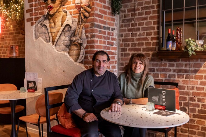 Salvatore Sarcinella en Cathy De Nuzzo in hun gezellige zaak.