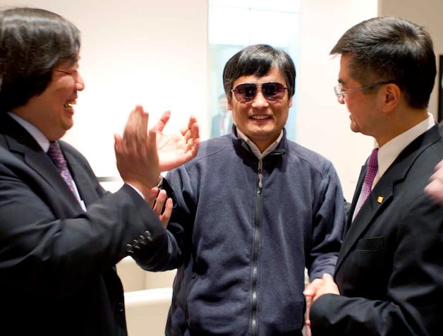 De VS-ambassade in Peking gaf enkele foto's van een opgewekte Chen vrij.