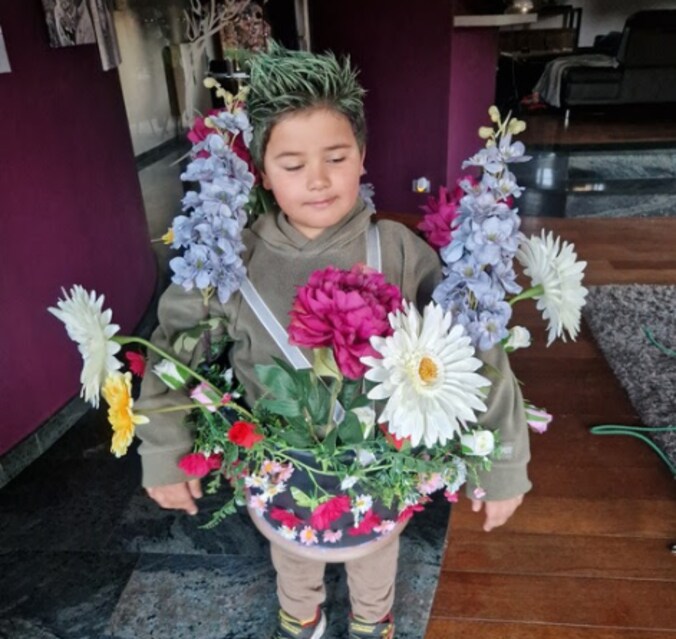 Thyaz uit Lille gaat verkleed als bloempot naar school.