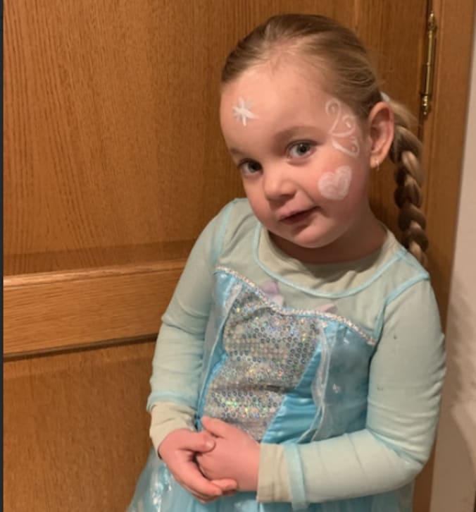 Milou (3) uit Willebroek gaat als Elsa naar school