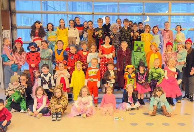 Kinderen vieren carnaval in buitenschoolse opvang in Torhout