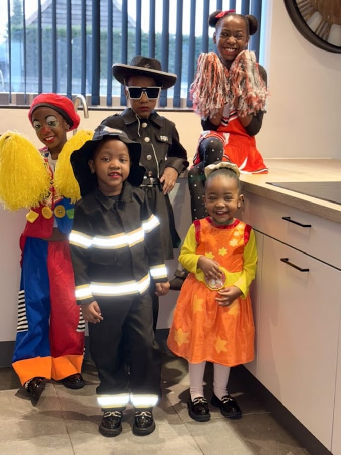 Jalisha, Jesslyn, Jhéne, Joëlla en Jeanelly van basisschool Klavertje pronken in hun outfit