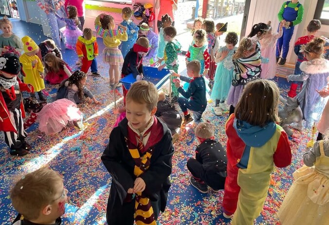 De kinderen van Wijkschool De Stroom in Geraardsbergen straalden woensdag in alle kleuren van de regenboog.