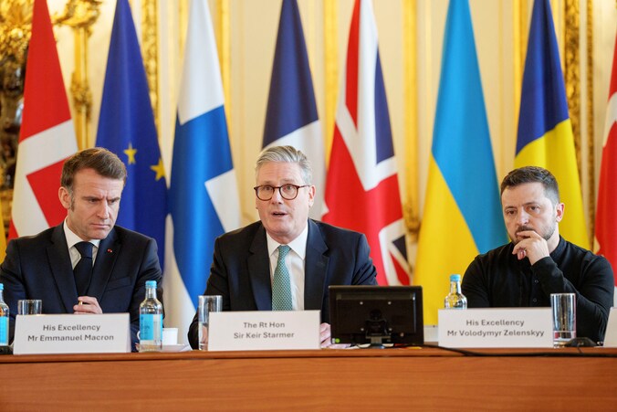De Franse president Emmanuel Macron, de Britse premier Keir Starmer en de Oekraïense president Volodymyr Zelensky tijdens de top in Londen