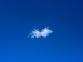 Veel ruimte voor opklaringen met een enkele wolk in Niel in de avond