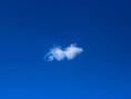 Veel ruimte voor opklaringen met een enkele wolk in Wetteren in de avond