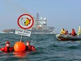 Greenpeace-activisten voeren actie tegen de werkzaamheden van Shell in Alaska.