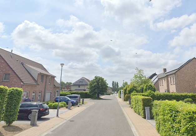 HUIZENJACHT. De Klinge, het populaire grensdorp waar je voor 300.000 ...