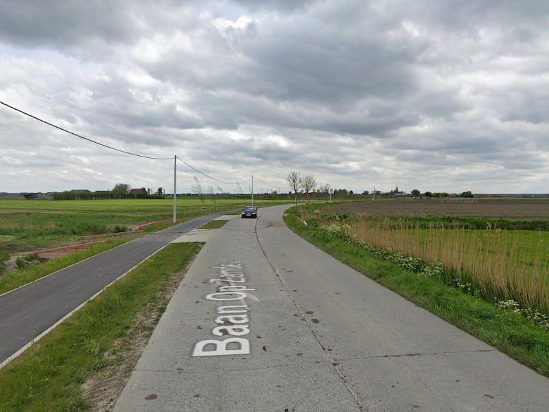 Man (24) belandt met wagen in gracht