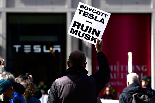  ‘Tesla Takedown’-protest tegen Musk buiten een Tesla-winkel in Berlijn, 5 april 2025