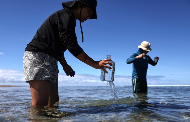 Laboranten van de University of Hawaii verzamelen watermonsters van de Stille Oceaan op 4 augustus 2024 in Lahaina, Californië. 