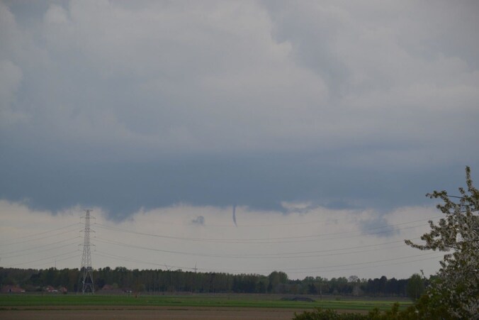 Een beginnende windhoos boven Zomergem