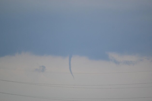 Een beginnende windhoos boven Zomergem