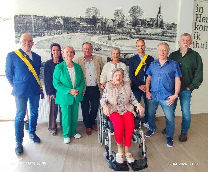 Angèle Rogiers viert 100ste verjaardag in WZC Sint-Barbara in Herselt