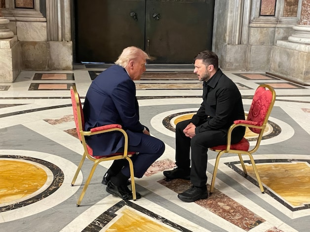 Trump en Zelensky tijdens hun ontmoeting in Vaticaanstad.