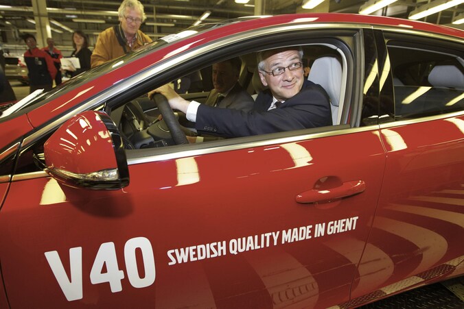 Vlaams minister-president Kris Peeters bij de start van de productie van de V40.