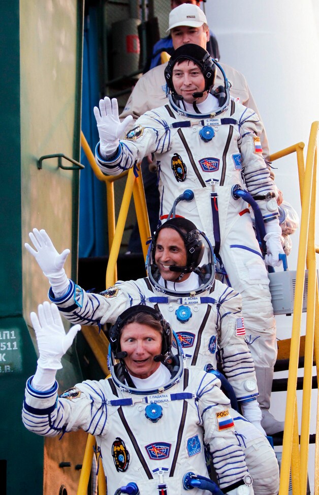 De Rus Gennadi Padalka (onder), de Amerikaan Joseph Acaba (midden) en de andere Rus Sergej Revin (boven).