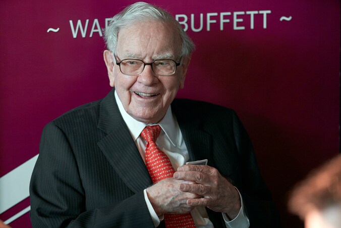 Warren Buffett, hier met enkele (wellicht winstgevende) troefkaarten in de hand. 