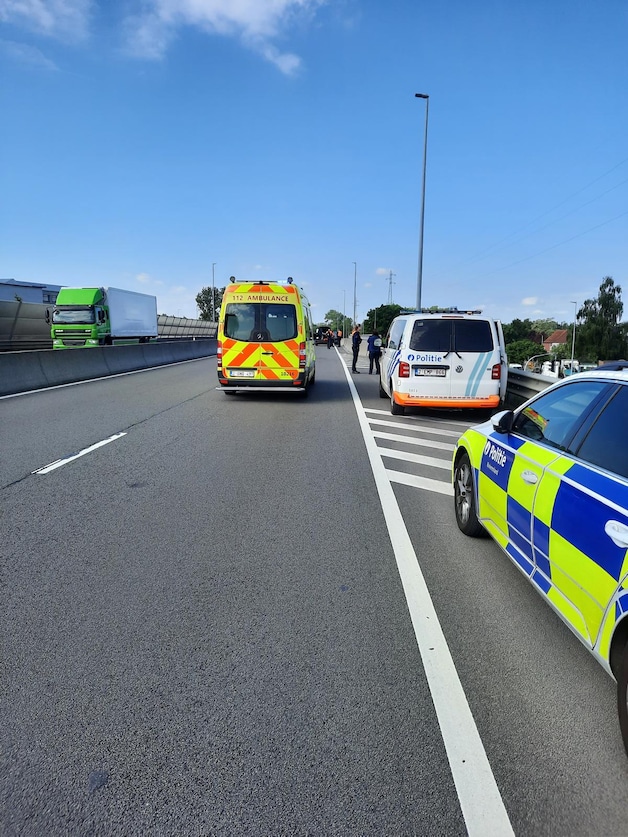 Motorrijder (38) in levensgevaar na botsing op R6 in Mechelen ...