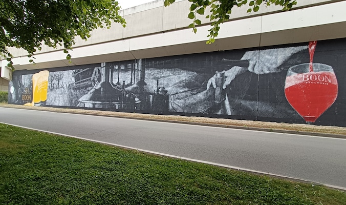 Het street-art collectief Puncheur realiseerde de indrukwekkende muurschildering op een betonnen muur langs de spoorweg.