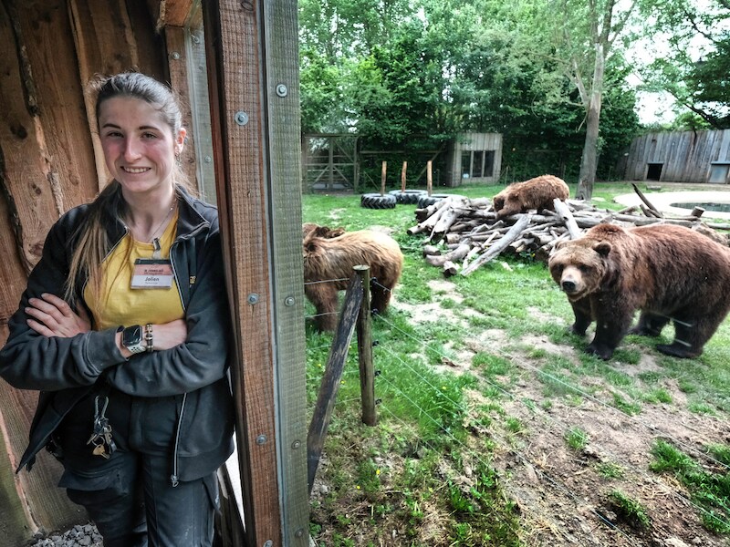 Dierenverzorgster Jolien zal de twee beren in ieder geval missen. 