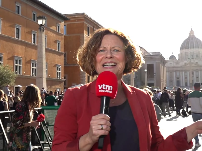 KIJK. “Gejuich, geroep en mensen vallen elkaar in de armen!”: VTM NIEUWS-journaliste Eva Peeters ziet in Vaticaanstad wat de witte rook teweeg brengt