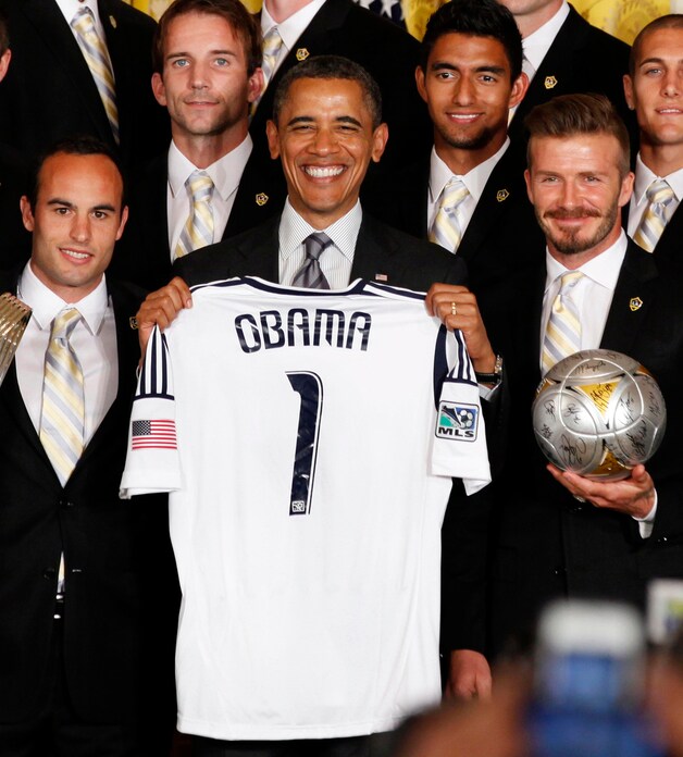 President Obama poseert met een truitje van Donovan en het team van LA Galaxy.
