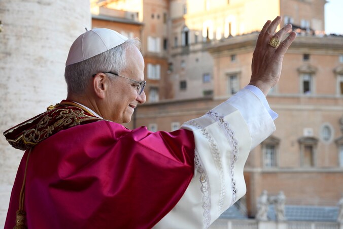 De nieuw gekozen Paus Leo XIV, Robert Prevost spreekt de menigte toe op 08 mei 2025 in Vaticaanstad.