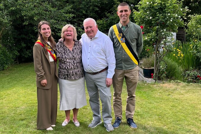 Burgemeester Eva Demesmaeker (N-VA) en schepen Louis Van Dionant (CD&V) kwamen Anne en Michel feliciteren.
