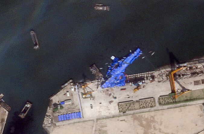 Het schip is bedekt met een blauw zeil na het incident.