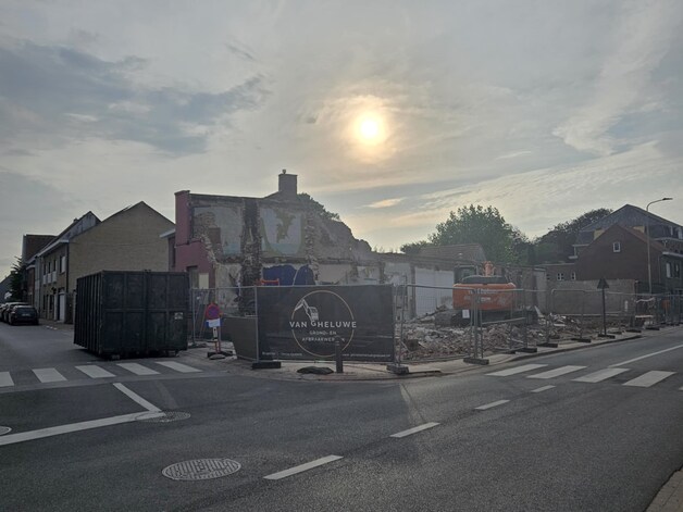 De sloop van café Bizarre in beeld.