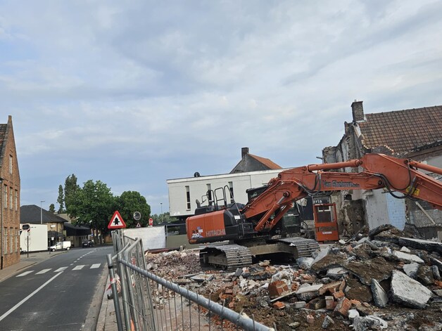 De sloop van café Bizarre in beeld.
